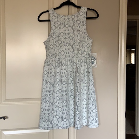 Razorback dress - Picture 2 of 3